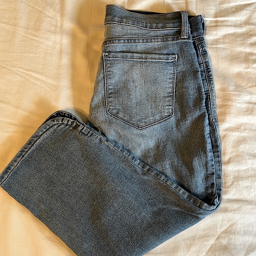 EUC NYDJ Ariel crop size 6.  Perfect for summer!  Crop hits just below knee
